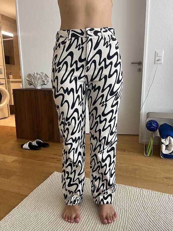 Hosen: Schwarz-weisse Stoffhose mit auffälligem Muster – Gebraucht aus Aarau von micheelehug 1