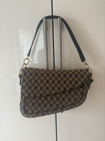 Handtasche beige mit Logo-Muster und Kette neuwertig