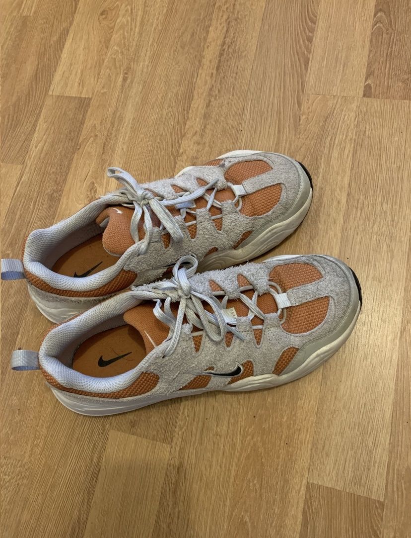 Nike Scarpe da uomo: orange white nike tech hera trainers size 41 – Usato da Ostermundigen venduto da lucy.walsh 1