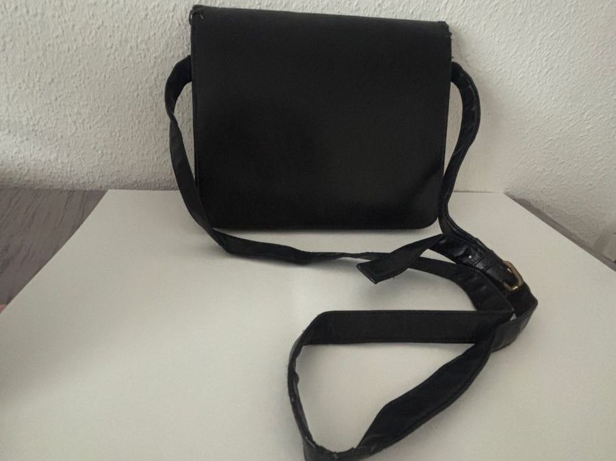 Borse da donna: Schwarze Handtasche ATMOSPHERE,  NR.11 – Usato da Wallisellen venduto da AS.TZ. 3