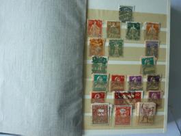 KLEINES ALTES BRIEFMARKENALBUM MIT VIELEN DUBLETTEN