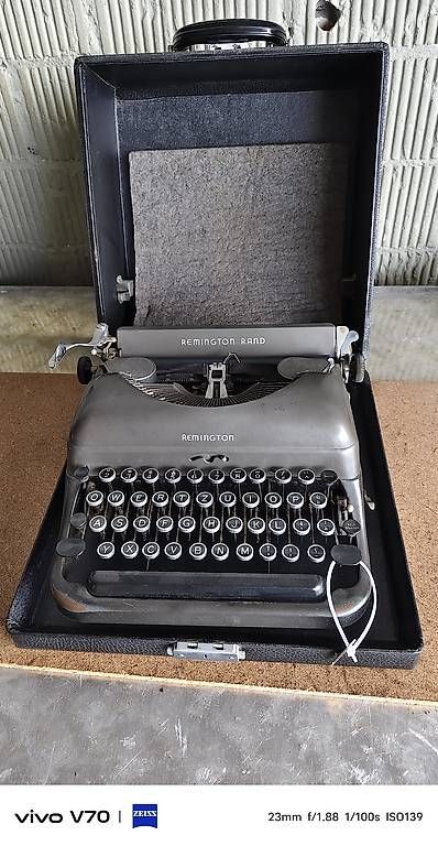 Macchine da scrivere: Machine à Écrire Remington Rand – Usato da Sugiez venduto da clo_76gd