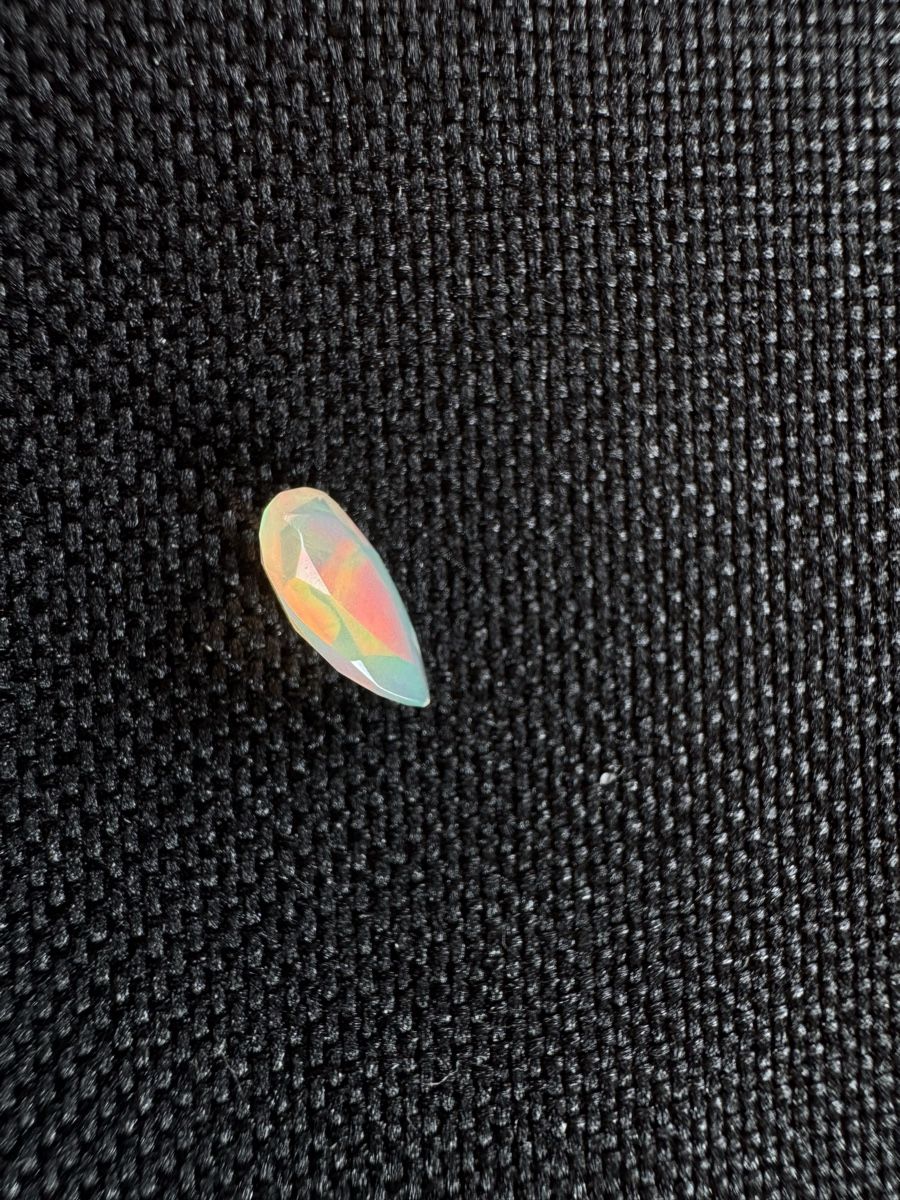 Edelsteine: Äthiopischer Opal 0.7ct – Neu und originalverpackt aus Wängi von Horus90