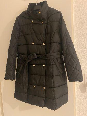 Schwarze Winterjacke mit Kapuze