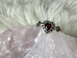 Vintage Silberring 925 Herz mit rotem Stein