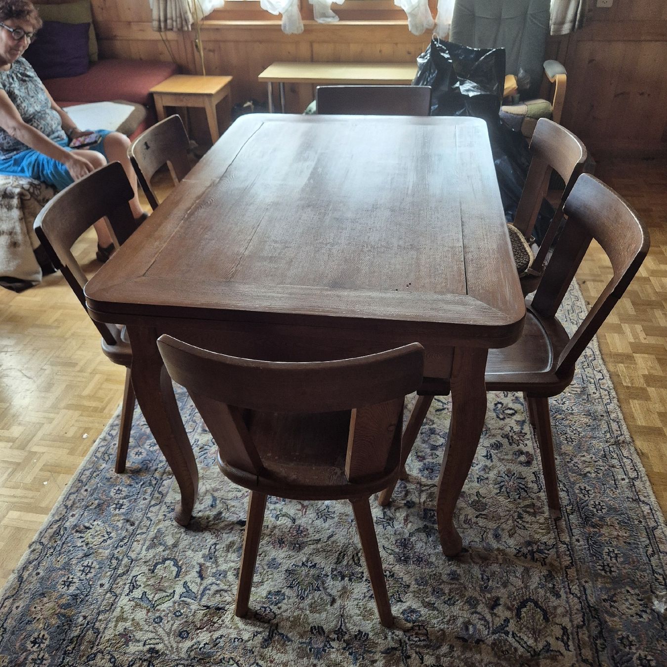 Horgen Glarus Tischset: Rustikaler Nussbaumtisch + 6 Stühle – Gebraucht aus näfels von vrenit