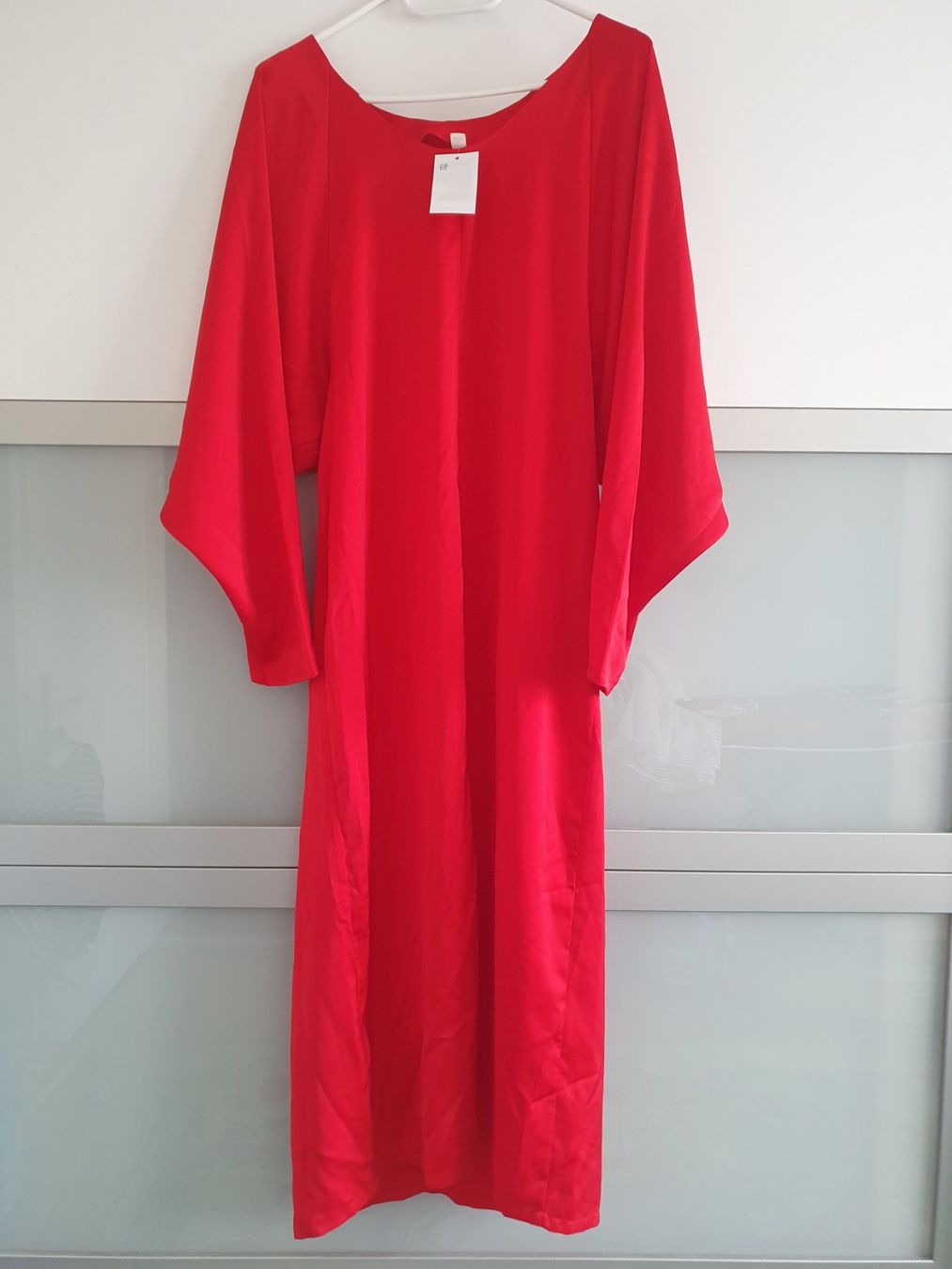 H&M Kleider: Neues, rotes Kleid von H&M – Neu und originalverpackt aus St. Gallen von 1811123 1
