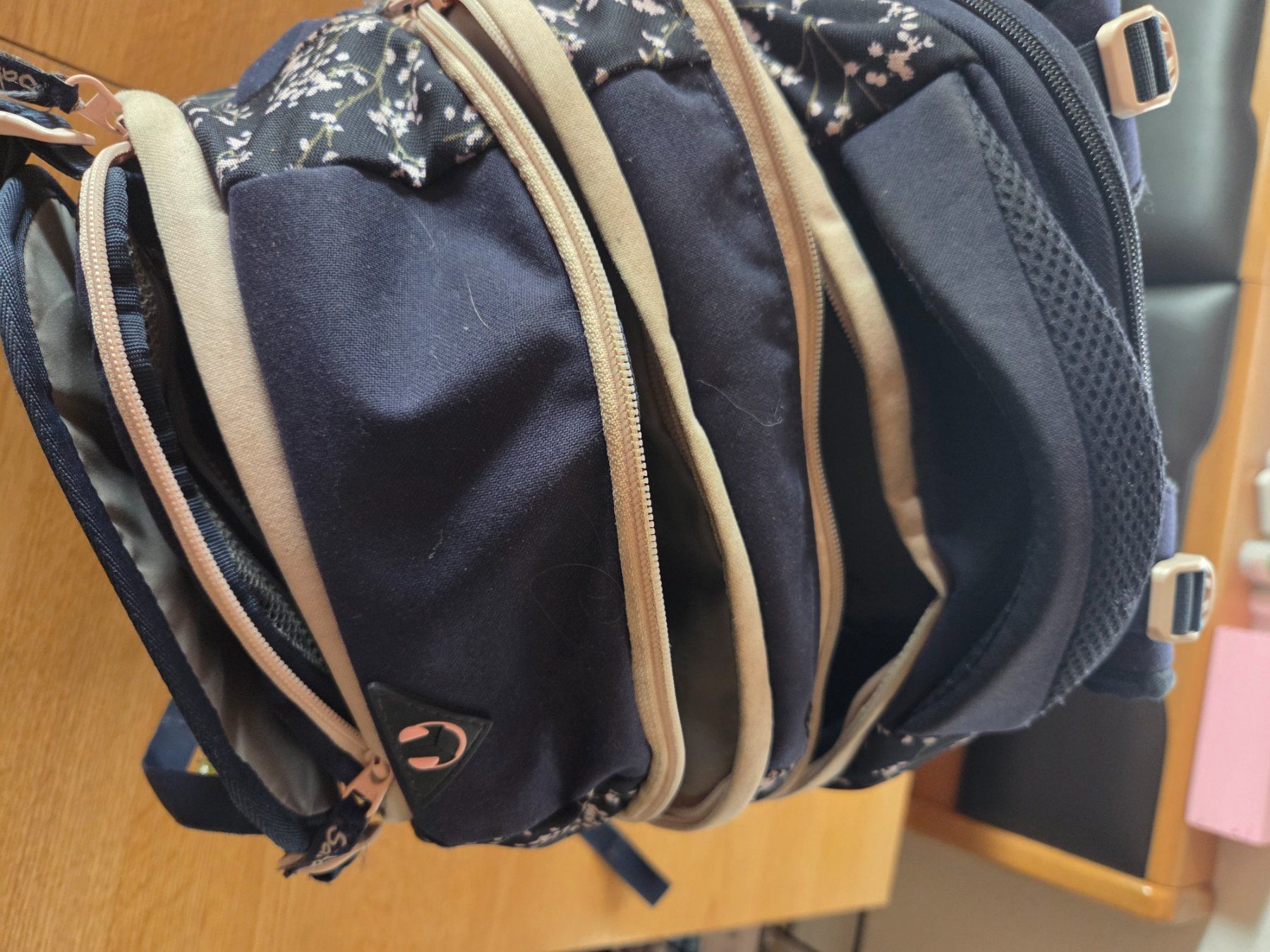Satch Borse & Zaini: Rucksack Satch dunkelblau mit Blumenprint – Usato da Meienberg venduto da Auzucha 1