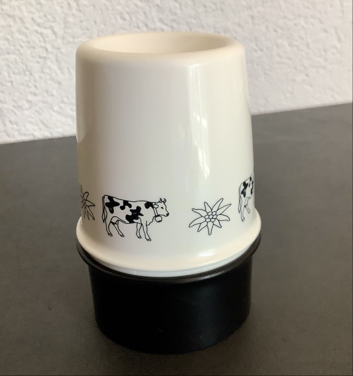 Tupperware Recipients et similaires: Tupperware Eier-Becher mit Kuh-Motiv – D'occasion à Züberwangen par benjause