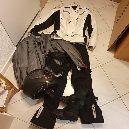Lederkombi inkl Helm 2x gebraucht Damen Grösse M
