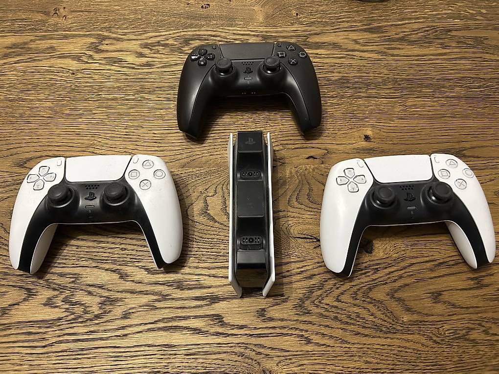 Sony Console: PS5 Set  3 Controller + Racing Wheel + 4 Spiele + Cover! – Usato da Uster venduto da _Crystal_ 1