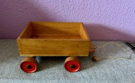 Joli petit chariot d’enfant en bois