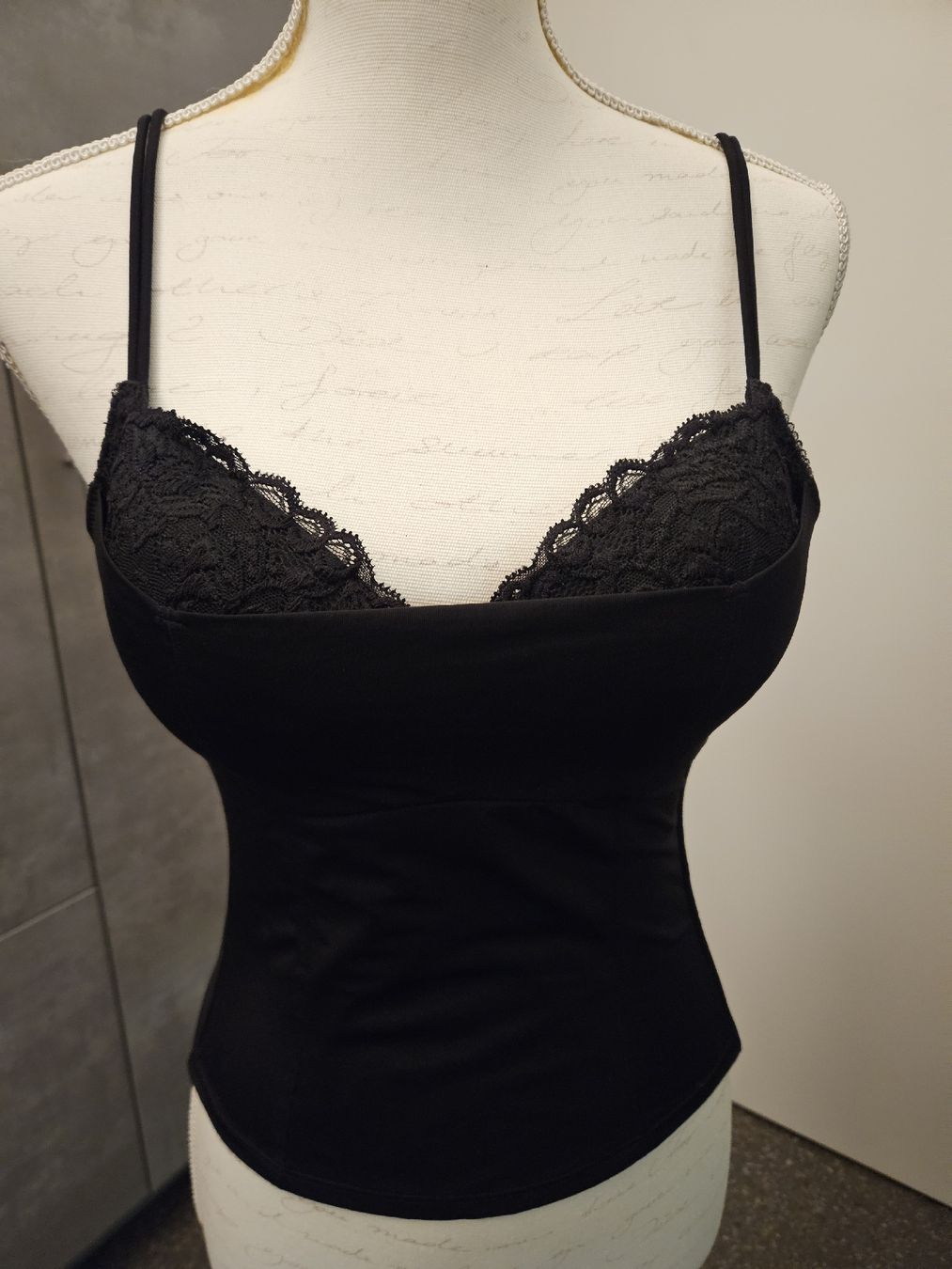 Beldona Top: Bustier Beldona schwarz mit Spitze Grösse 80B  – Nuovo (secondo la descrizione) da Anwil venduto da nomolnoi