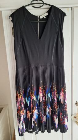 Sandro Kleid, Grösse 3, Sommerlich leicht, Top Zustand!