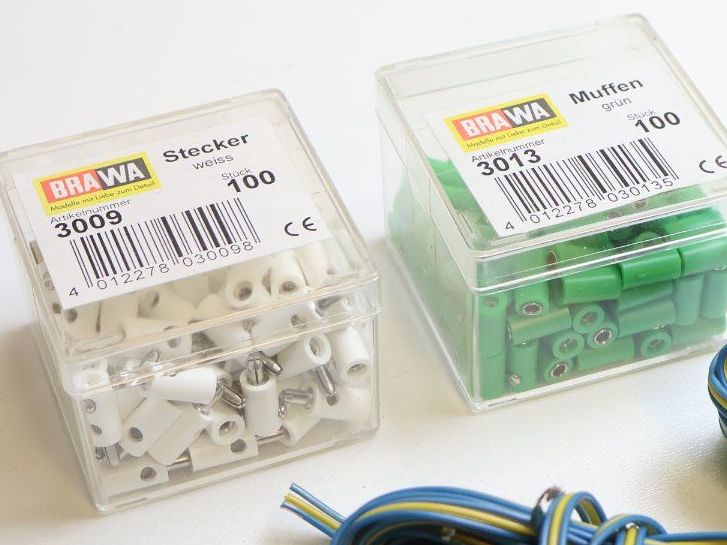 Märklin Modellini di ferrovie: Modellbahn Stecker & Muffen & Kabel - ca. 150-200 Stück – Usato da Winterthur venduto da Monstera