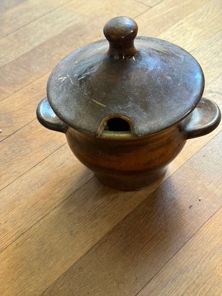 Ciotole: Rustikale Keramik-Sauciere mit Deckel. – Usato da Agriswil venduto da Windcheetah