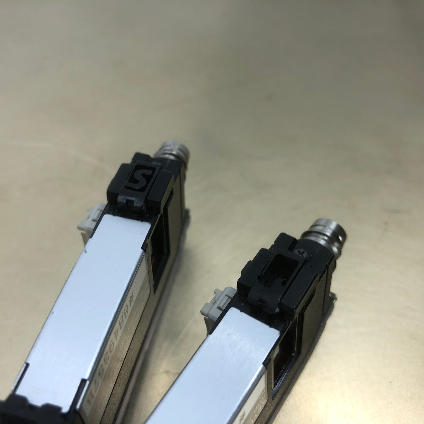 Componenti elettronici: Lichtleiter KEYENCE FS-V32CP & Keyence FU-11 – Usato da Laufenburg venduto da Sirluger 6