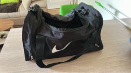 Praktische Nike Sporttasche, ideal für Fitness