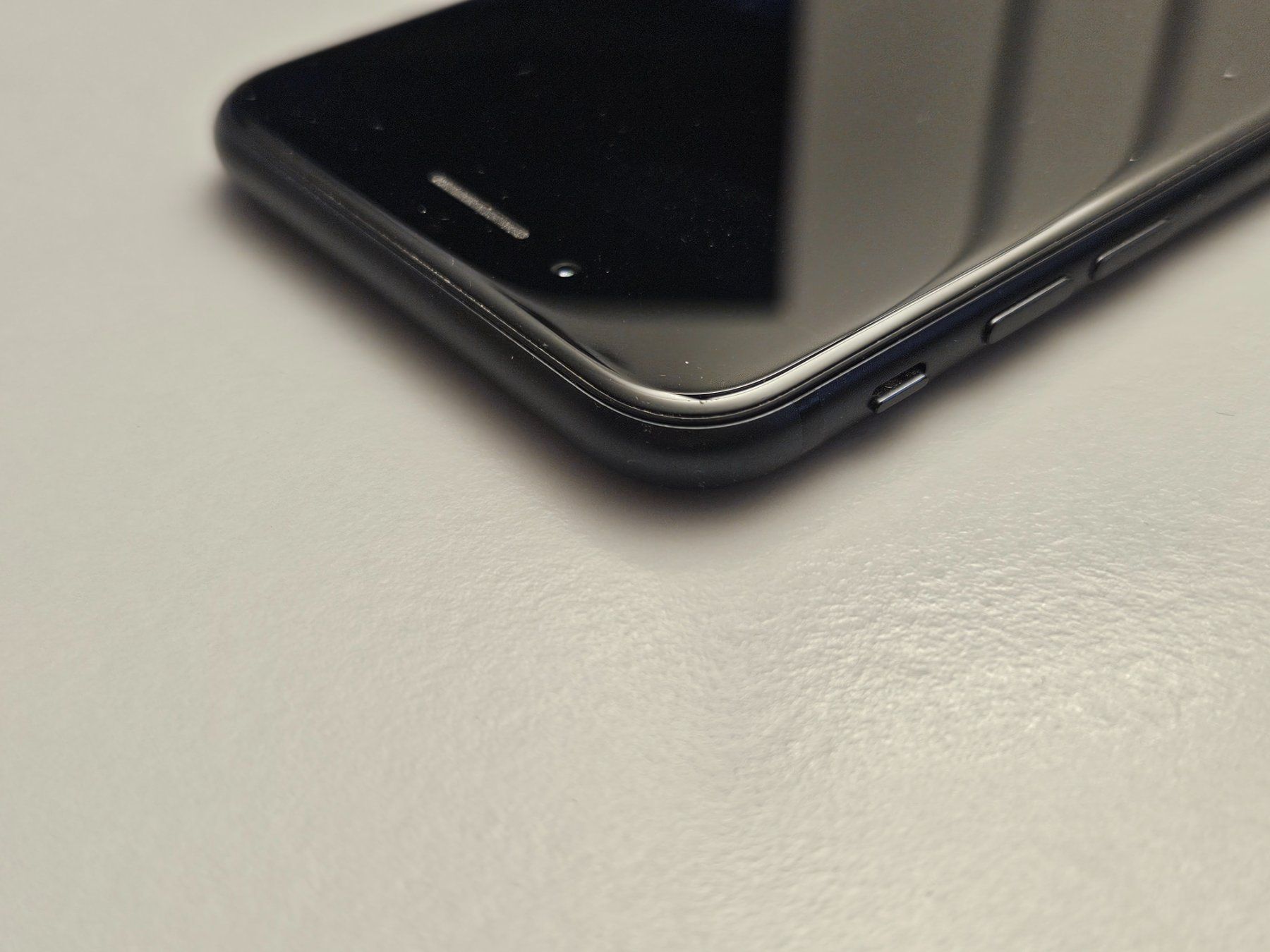 Apple Handys / Smartphones: iPhone SE / Black / 128GB inkl. Eiger Schutzhülle – Gebraucht aus Hinwil von 97 5