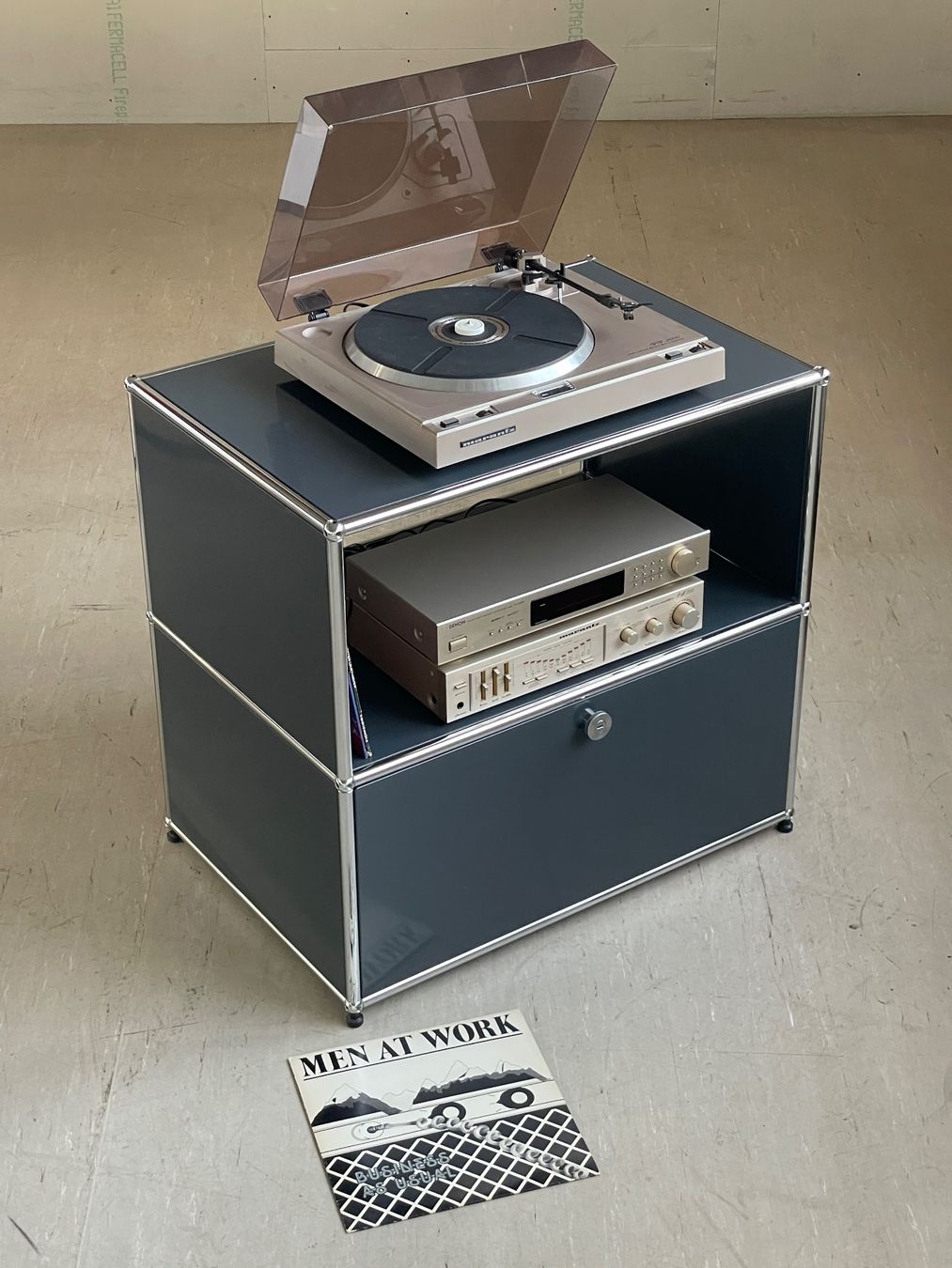 USM Credenze: USM Haller Stereo / Fernseher Möbel - Anthrazit – Usato da Bern venduto da Modern-Era 2