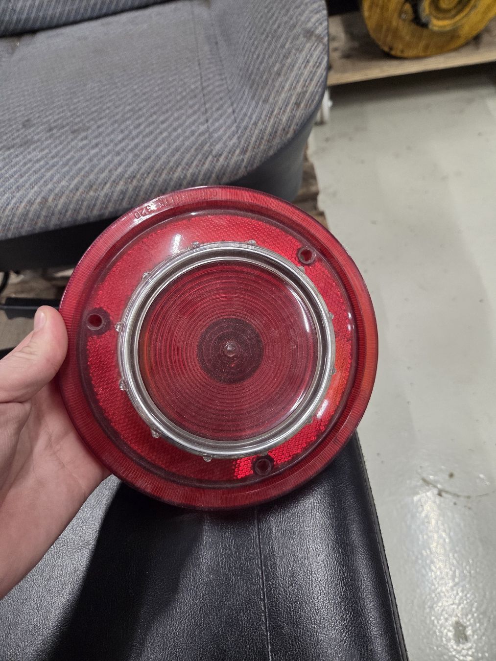 Ford Tutti pezzi di ricambio auto: Rücklampe Ford 1956 – Usato da Böbikon venduto da Domplex