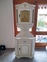 Eckmöbel im Landhausstil mit Glasvitrine und Tischchen