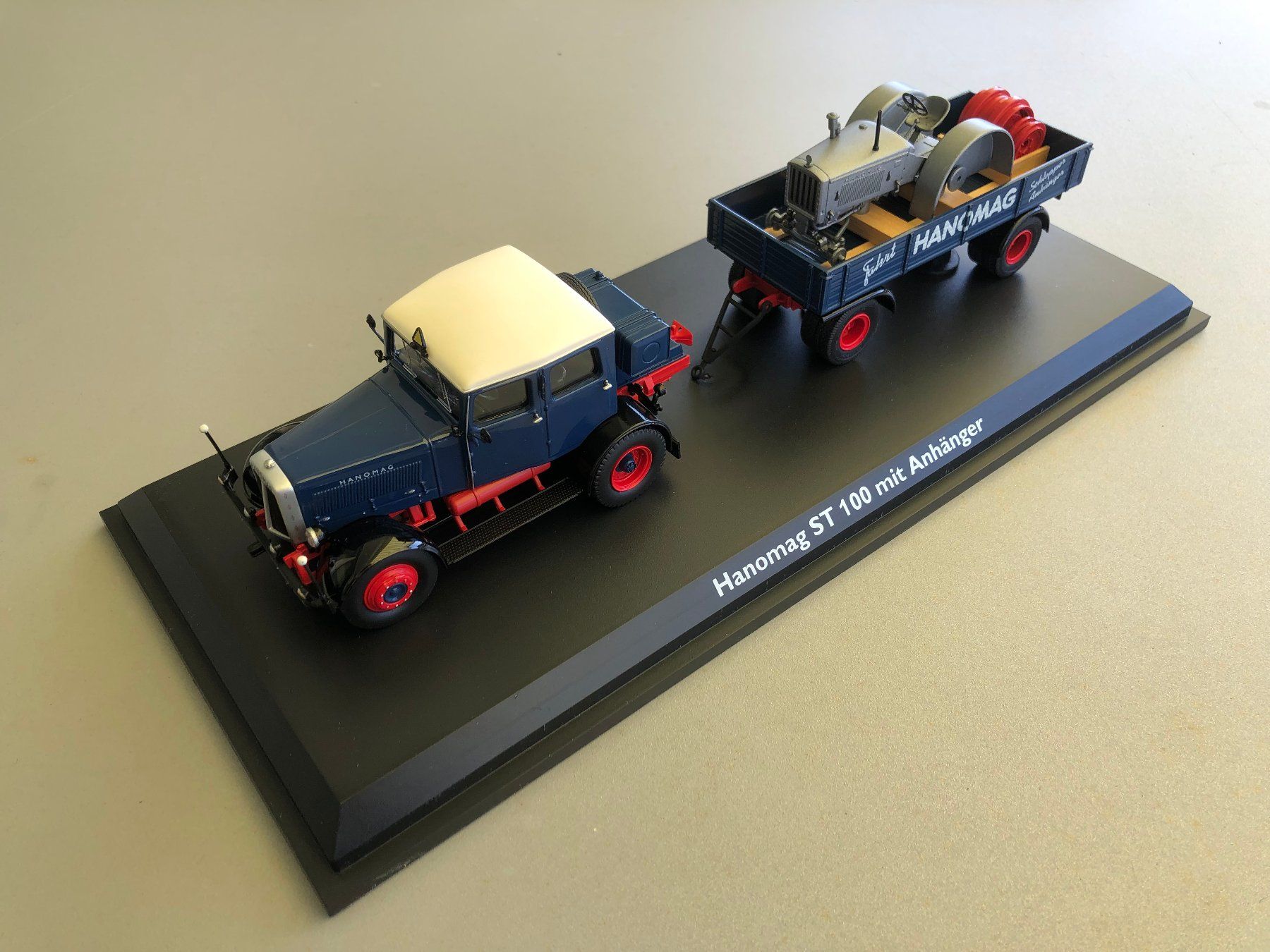 Schuco Kit di modellismo & Modellini statici: Hanomag ST 100 Schlepper mit Anhänger & Traktor – Usato da Zell ZH venduto da humarosch 1