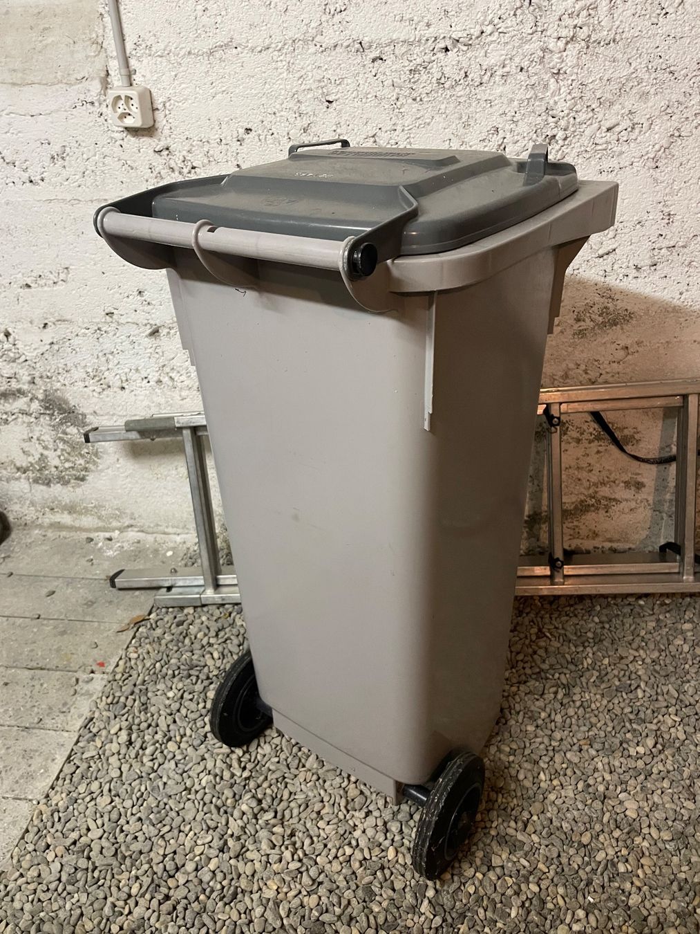Altro per Ufficio & Commercio: Roll-Abfallbehälter grau (Karton) – Usato da Luzern venduto da Grany_ 1