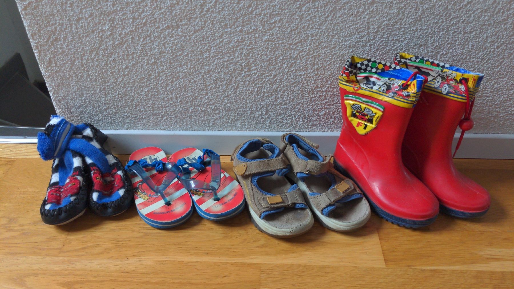 Scarpe per ragazzi: 4 Paar Schuhe Gr. 24 – Usato da Sutz venduto da Rawypp