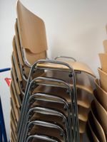 55 Chaises empilables bois et métal très bon état