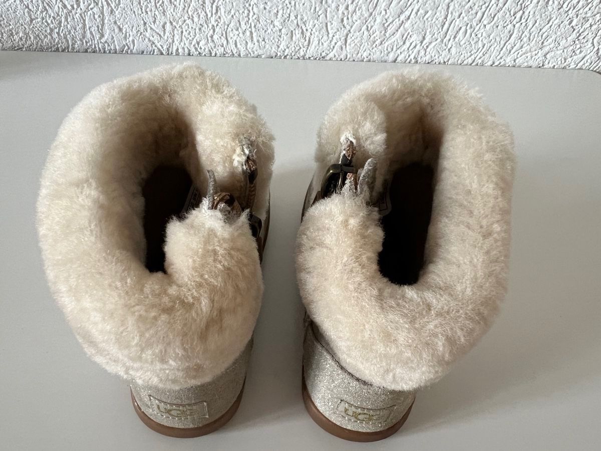 Ugg Scarpe per ragazze: Bottes UGG fourrées fille pointure 26 – Usato da Zürich venduto da Sol65 2