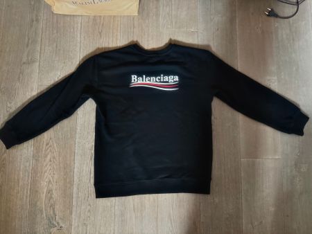 Schwarzer Pullover