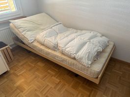 Bettgestell mit Lattenrost und Matratze