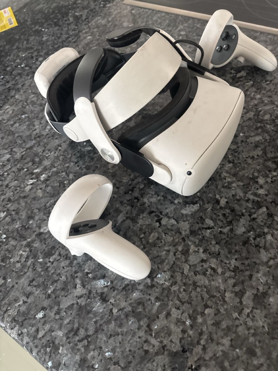 Meta Casco VR: Meta Quest 2 VR Brille mit Controllern gebraucht – Usato da Gränichen venduto da Gabi2610 1