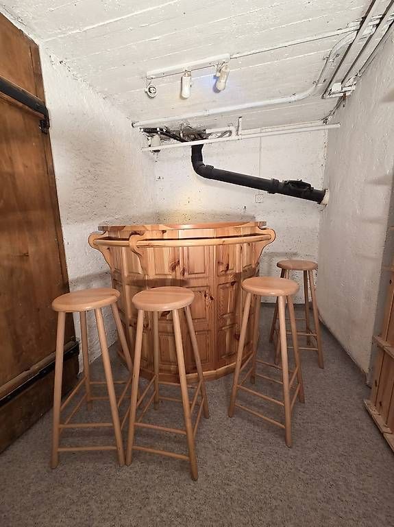 Equipement de magasin & Foires: Bar mit 4 Barhocker – D'occasion à Uster par Space25