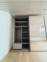 Kleiderschrank mit Schiebetüren und Spiegel, grau