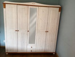 Kleiderschrank mit Kommode und Nachttisch im Landhausstil
