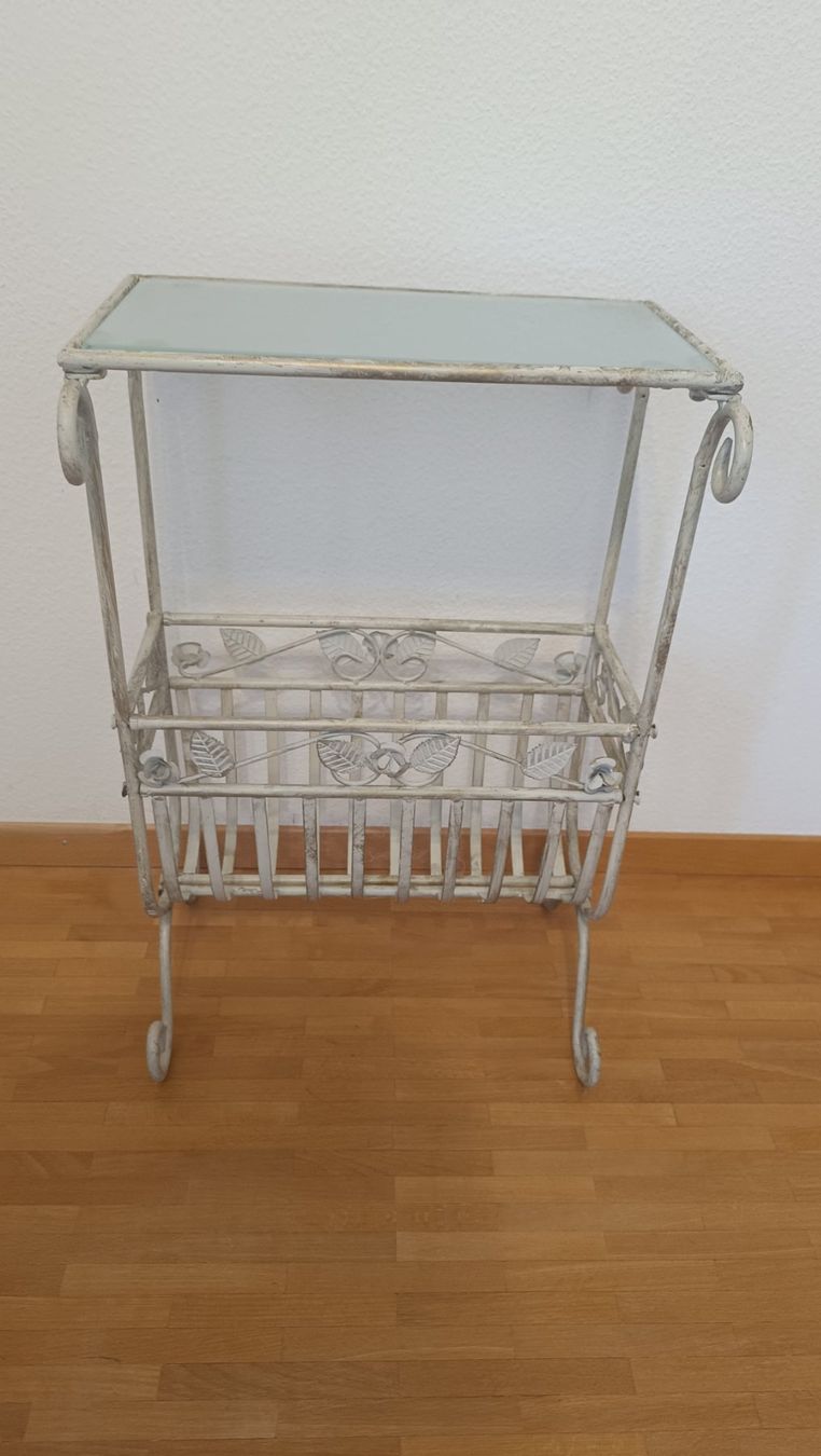 Tavoli: Zeitungs Tisch mit Milch Glas shabby chic – Usato da Zürich venduto da Jul69