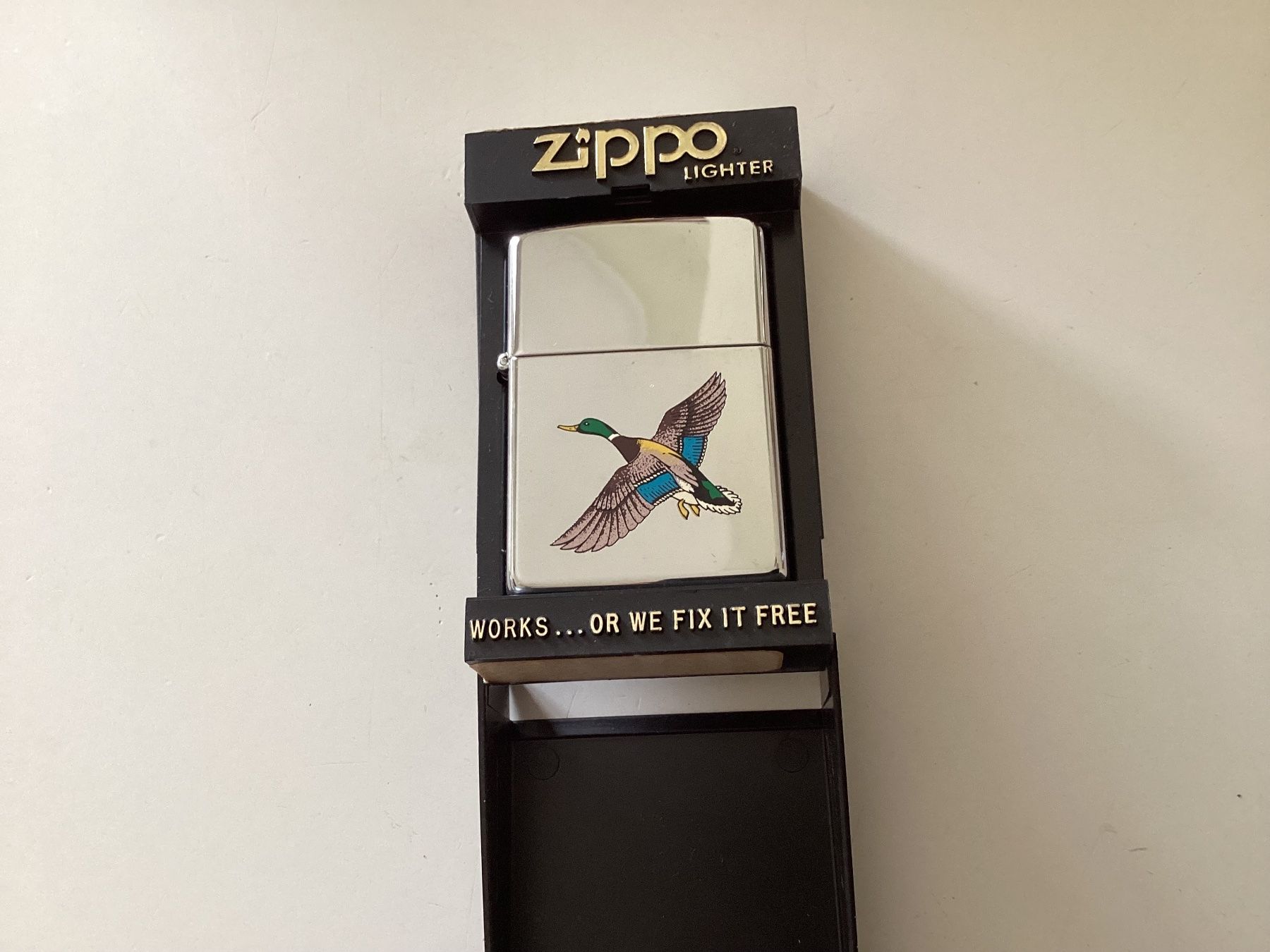 Zippo Accendini: Zippo mit der Abbildung einer Ente. Neu. – Nuovo e nell'imballaggio originale da Vacallo venduto da G1965 1
