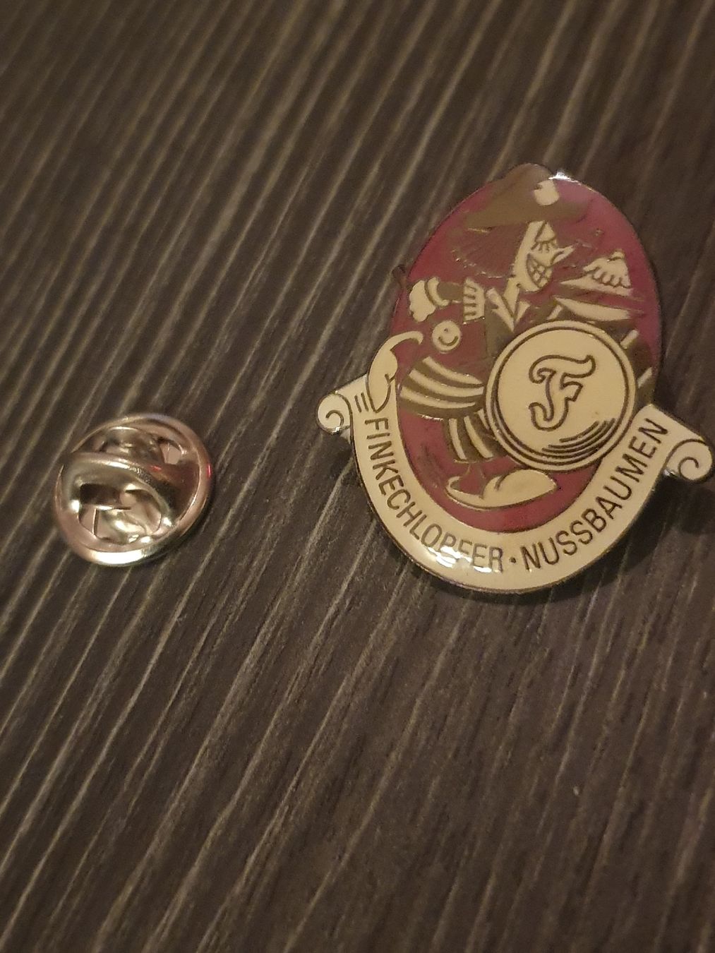 Placchette & Badge: Pin Finkechlopfer Nussbaumen – Usato da Thun venduto da Kissthis