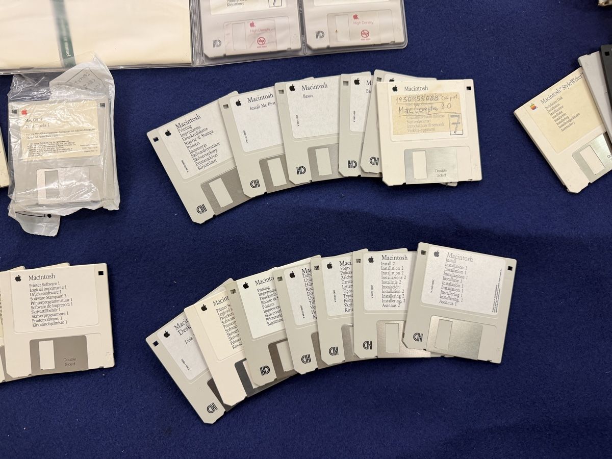 Libri: Apple Vintage Floppy and Manual - Stickers – Usato da Giubiasco venduto da IWGL002 1