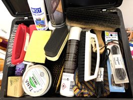 Schuhputzbox mit Inhalt