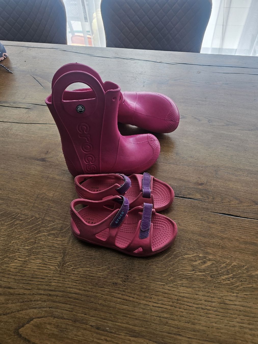 Scarpe per ragazze: Crocs Set: Sandale Gr. 11 & Stiefel Gr. 13 – Usato da Grosshöchstetten venduto da Qenko 1