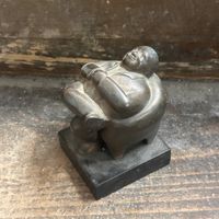 Antike Skulptur Mann im Sessel
