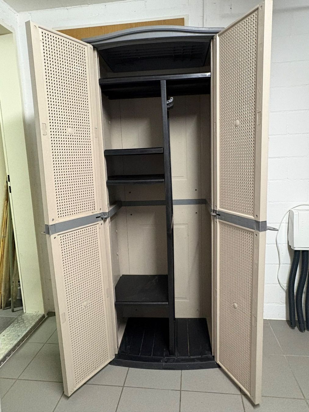 Armoires: Geräteschrank Kunststoff beige/grau gebraucht – D'occasion à Oberrohrdorf par rododay 1