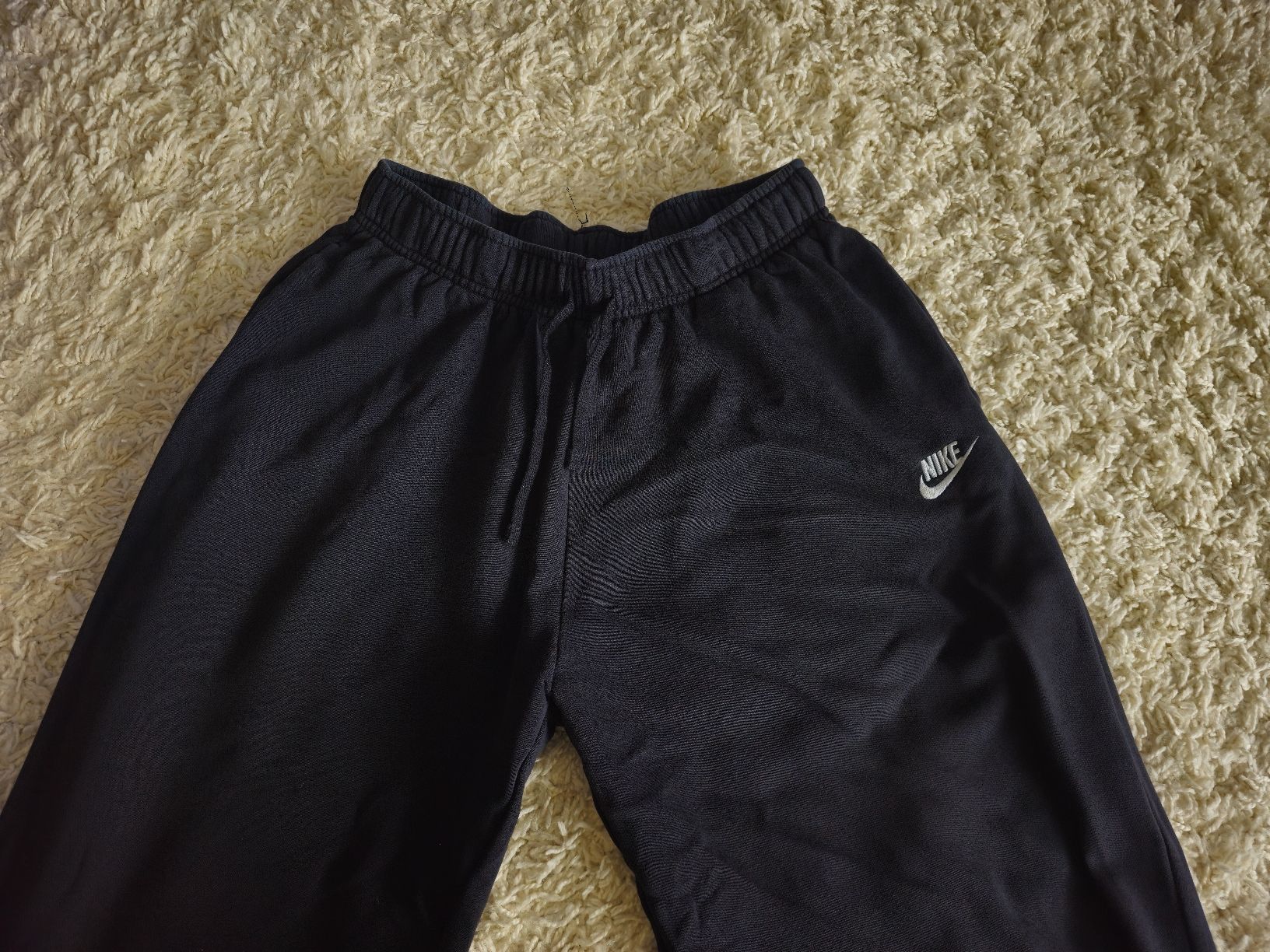Nike Pantaloni: Herren Nike Trainingshose, Grösse S, dunkelgrau – Usato da St.Gallen venduto da amaka01 1