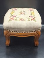 Vintage Fusshocker mi floralem Gobelinmuster Cabriole-Beinen