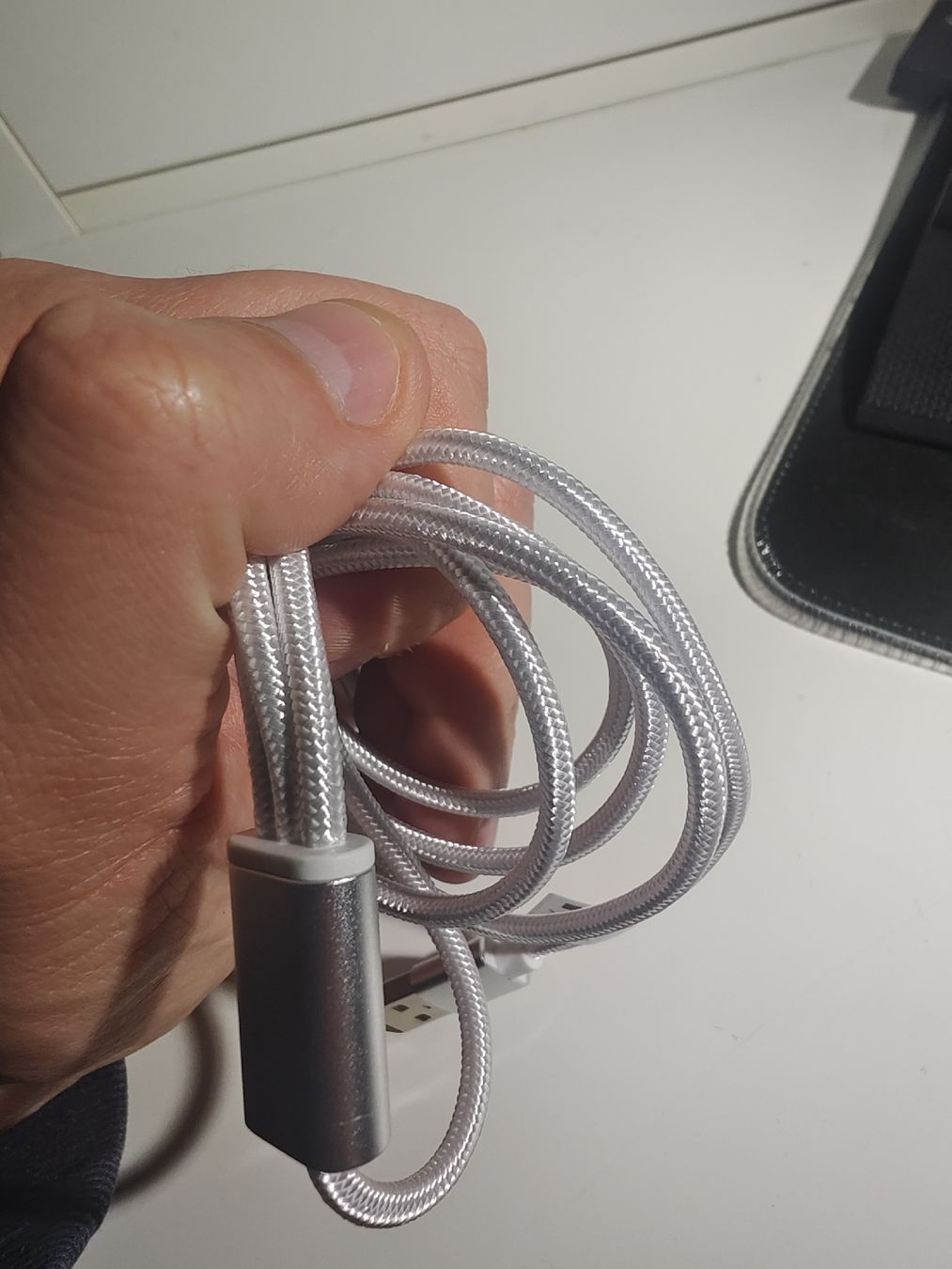 Kabel: 3-in-1 Ladekabel: USB, USB-C, Micro-USB & Lightning - Neu – Neu und originalverpackt aus La Tour de Peilz von Dejobokin 4