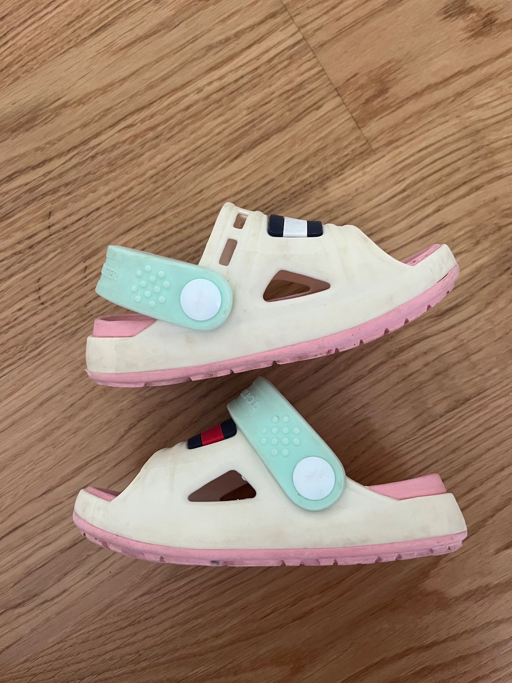 Tommy Hilfiger Scarpe per ragazzi: Sandales Tommy Hilfiger 22 – Usato da boudevilliers venduto da Melzenruf 1