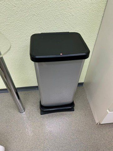 Cestini per rifiuti: Abfalleimer mit Fussbedienung – Usato da Zürich venduto da msc_d8bd